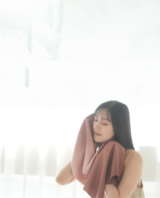 Arpeタオルを肩にかけた女性