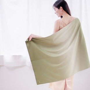 ビッグバスタオルを体に巻いた様子