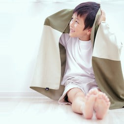 子どもをくるんだ様子