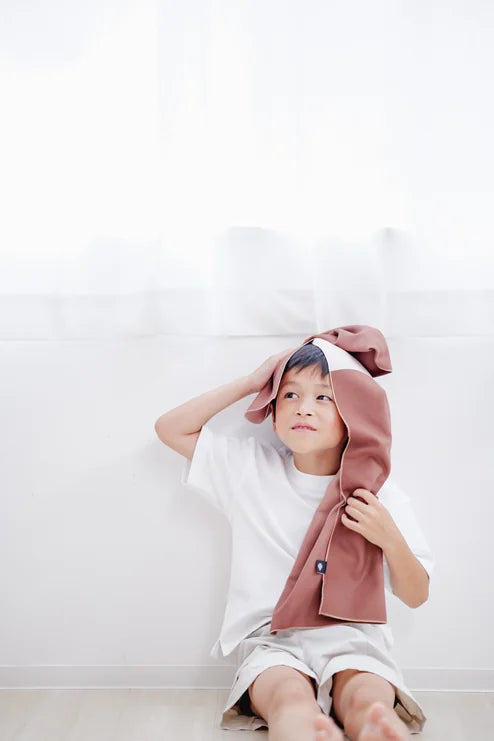 子どもがタオルを使う様子